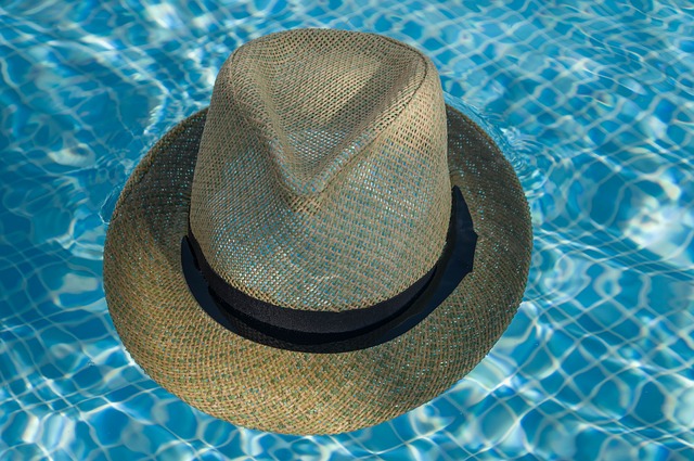 slaměný klobouk v bazénu